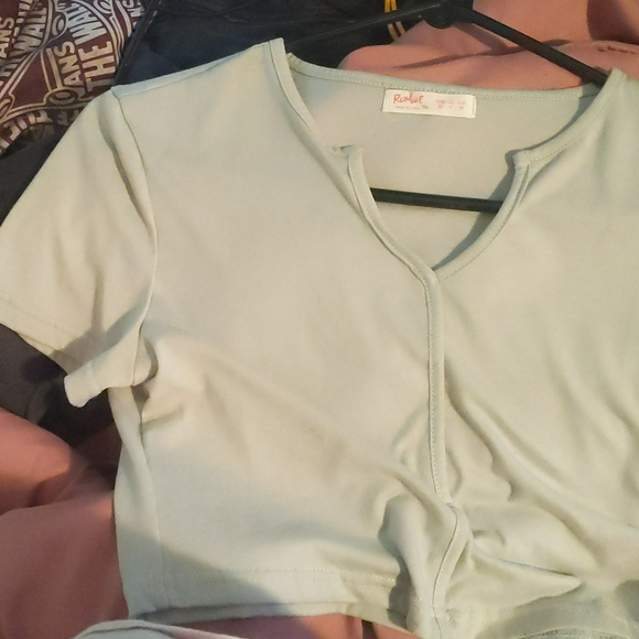 A light green shirt super cute - Picture 1 of 1